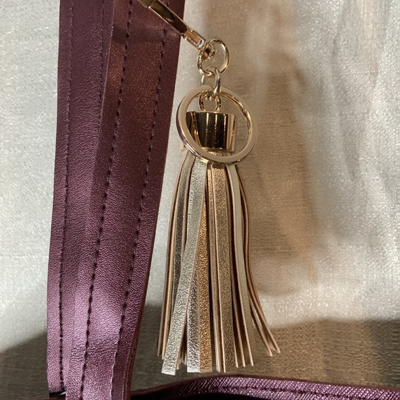 Bath And Body Works Tote Bag Gold Tassel Keychain burgundy outer zipper pocket - Picture 2 of 7